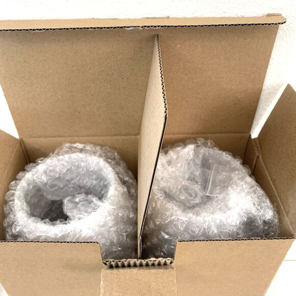 Set of 2 Harry & David etched Wine Glasses, 3.8 in Dia x 8.5 in H New Boxed - Picture 3 of 3